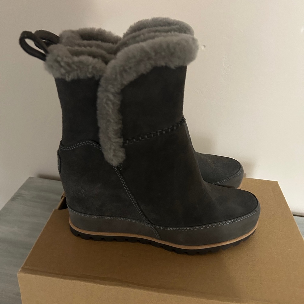 Women’s ugg boots size 8